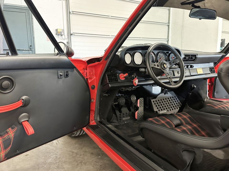 PORSCHE 911 Type Carrera 3.2 Coupé 240ch BVM5 – Émotion et Performance au Rendez-vous - image 16