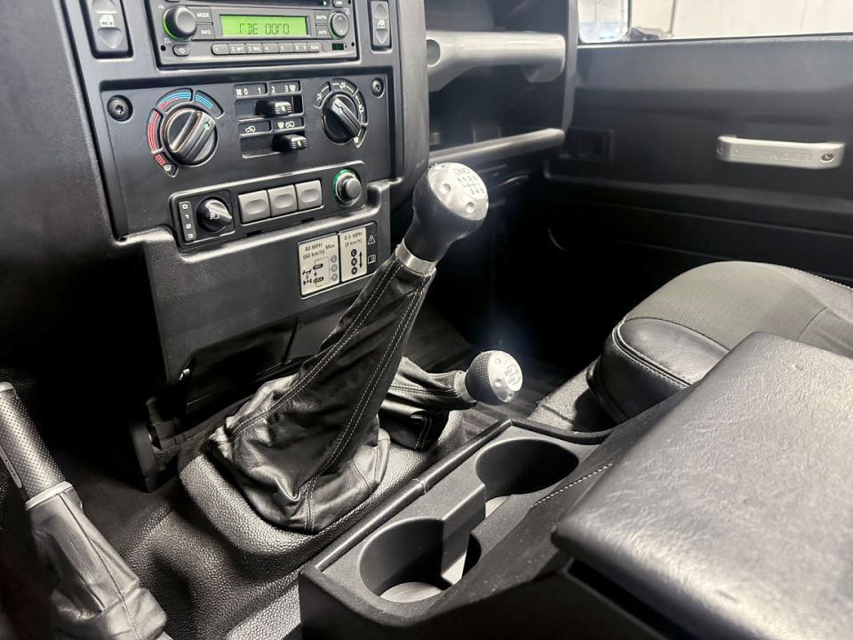 Land Rover Defender 90 Cabriolet 2.2 TD4 122ch BVM6 Edition Eden Park 1 of 50 - 47 990 € - image 13