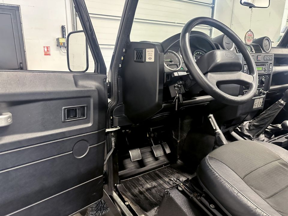 Land Rover Defender 90 Cabriolet 2.2 TD4 122ch BVM6 Edition Eden Park 1 of 50 - 47 990 € - image 18