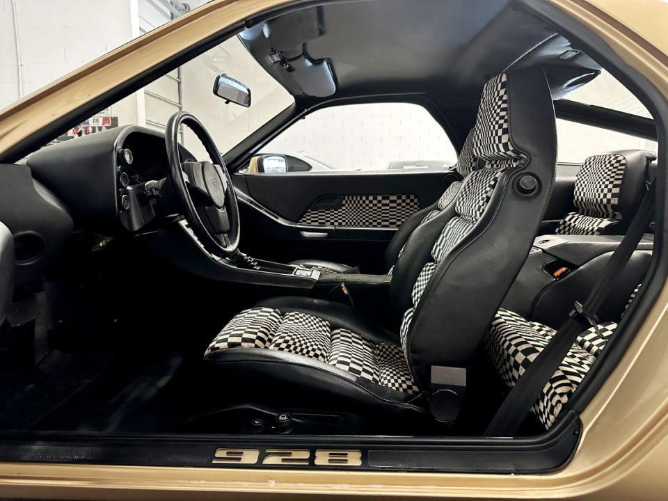 PORSCHE 928 V8 4.5 240ch BVA3 - Le Hangar Bordelais - image 5