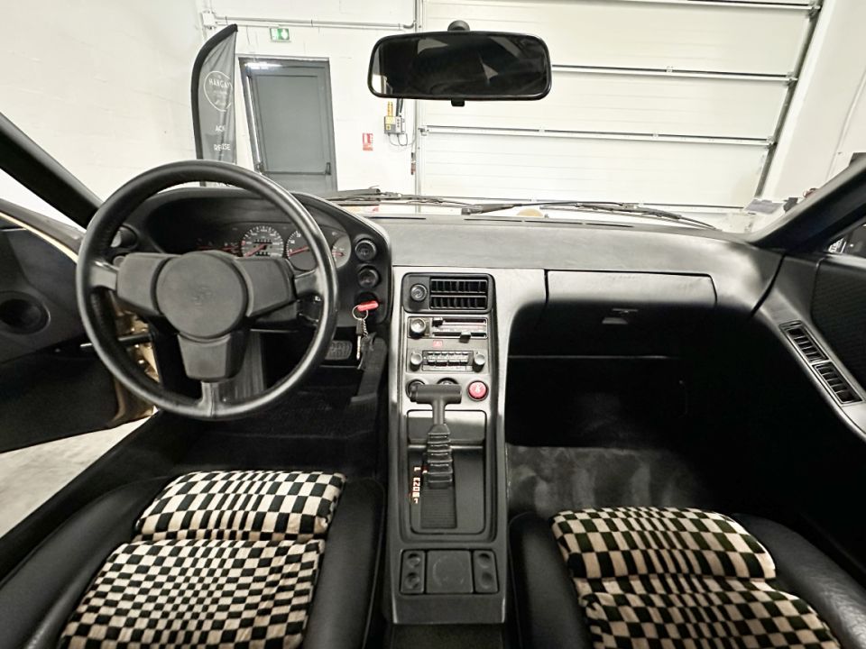 PORSCHE 928 V8 4.5 240ch BVA3 - Le Hangar Bordelais - image 9