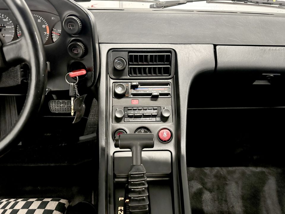 PORSCHE 928 V8 4.5 240ch BVA3 - Le Hangar Bordelais - image 13