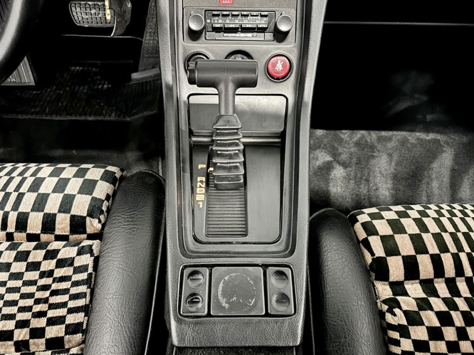 PORSCHE 928 V8 4.5 240ch BVA3 - Le Hangar Bordelais - image 21