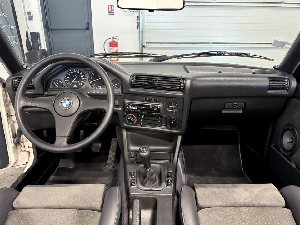 B.M.W. SERIE 3 E30 320i 2.0 129ch Cabriolet BVM5 - Le Hangar Bordelais - image 9