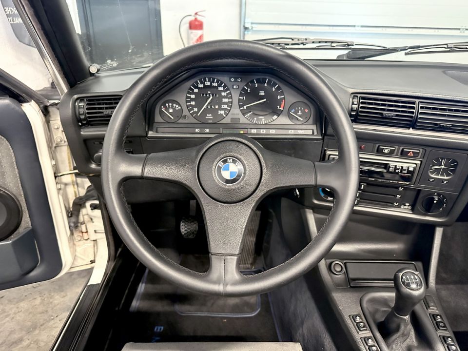 B.M.W. SERIE 3 E30 320i 2.0 129ch Cabriolet BVM5 - Le Hangar Bordelais - image 11