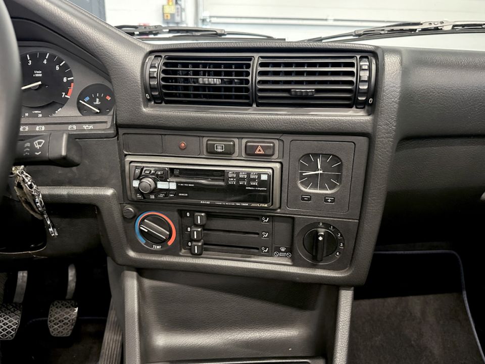 B.M.W. SERIE 3 E30 320i 2.0 129ch Cabriolet BVM5 - Le Hangar Bordelais - image 13