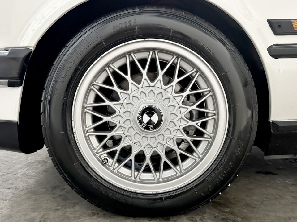 B.M.W. SERIE 3 E30 320i 2.0 129ch Cabriolet BVM5 - Le Hangar Bordelais - image 15
