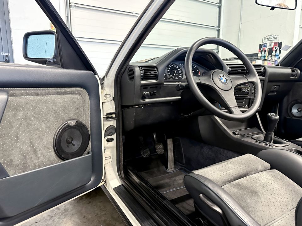B.M.W. SERIE 3 E30 320i 2.0 129ch Cabriolet BVM5 - Le Hangar Bordelais - image 17