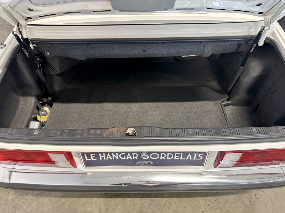B.M.W. SERIE 3 E30 320i 2.0 129ch Cabriolet BVM5 - Le Hangar Bordelais - image 19