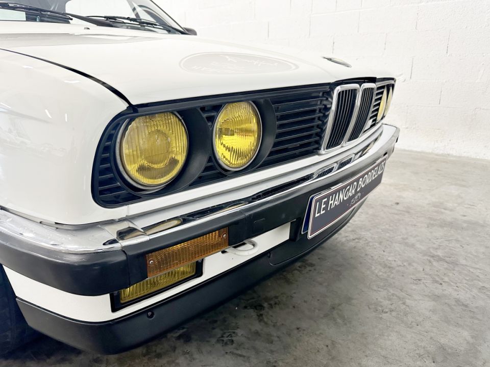 B.M.W. SERIE 3 E30 320i 2.0 129ch Cabriolet BVM5 - Le Hangar Bordelais - image 21