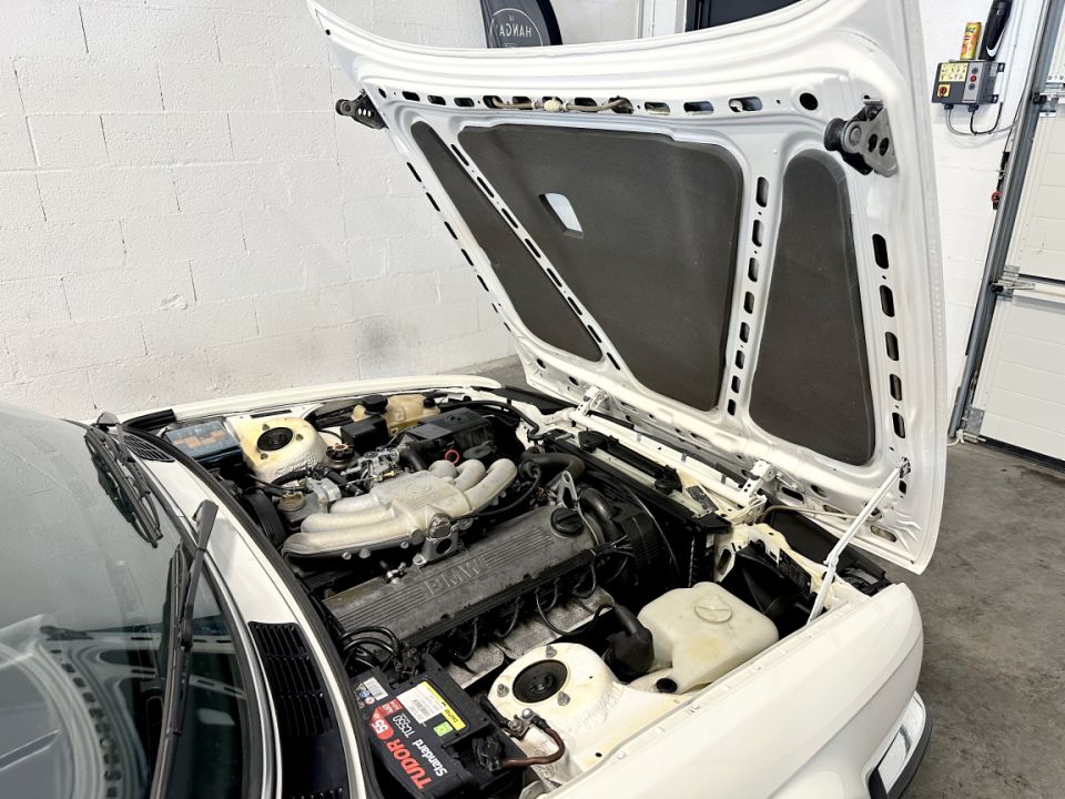 B.M.W. SERIE 3 E30 320i 2.0 129ch Cabriolet BVM5 - Le Hangar Bordelais - image 22