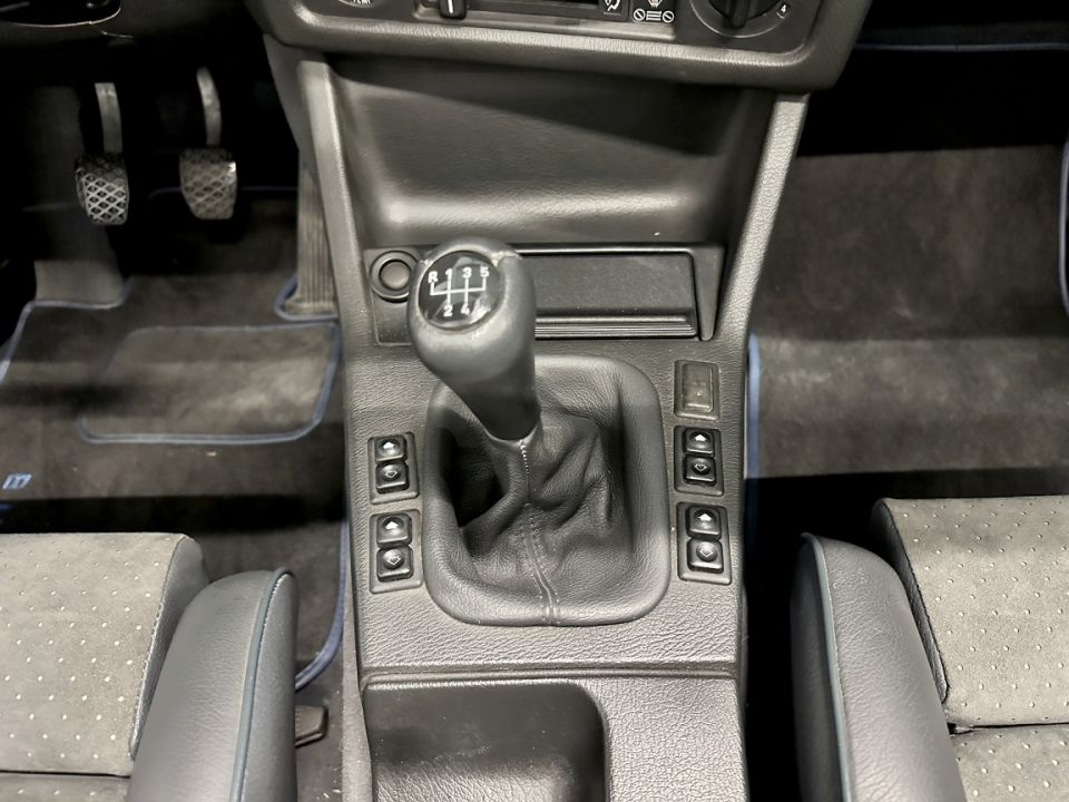 B.M.W. SERIE 3 E30 320i 2.0 129ch Cabriolet BVM5 - Le Hangar Bordelais - image 23