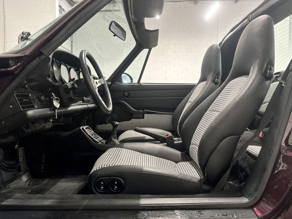 PORSCHE 911 Type 964 Carrera 4 Targa 3.6 250ch BVM5 - Le Hangar Bordelais - image 5