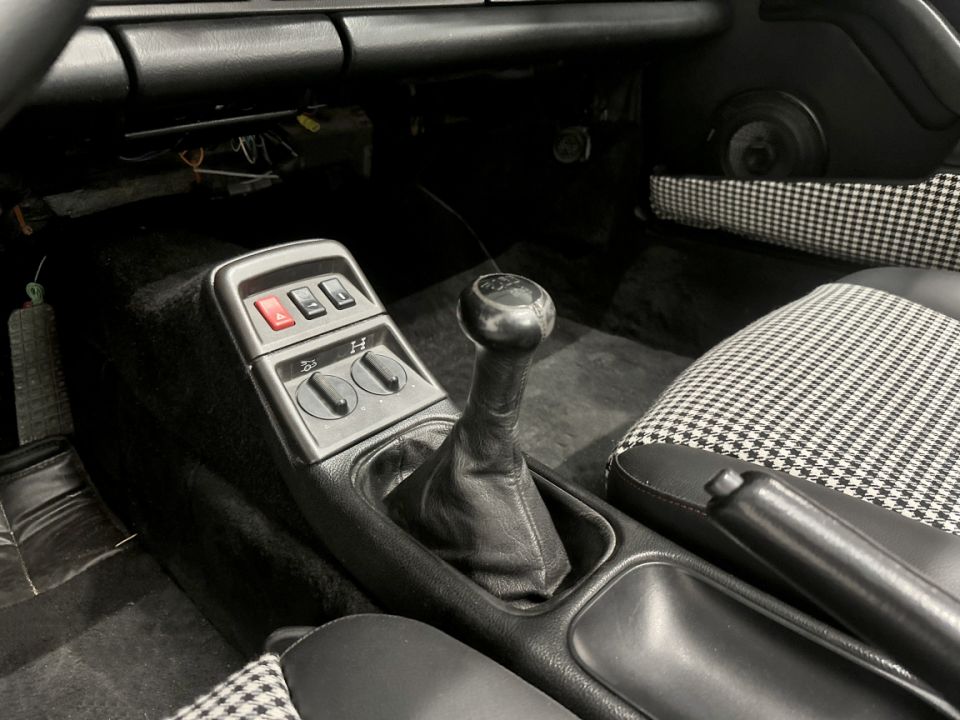 PORSCHE 911 Type 964 Carrera 4 Targa 3.6 250ch BVM5 - Le Hangar Bordelais - image 16