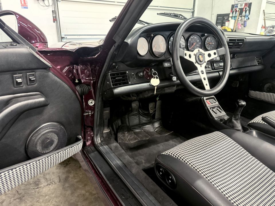 PORSCHE 911 Type 964 Carrera 4 Targa 3.6 250ch BVM5 - Le Hangar Bordelais - image 17