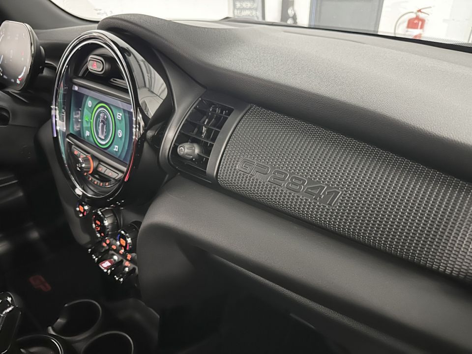 MINI MINI Cooper JCW Edition GP 2.0 306ch BVA8 N°2841/3000 - Le Hangar Bordelais - image 17