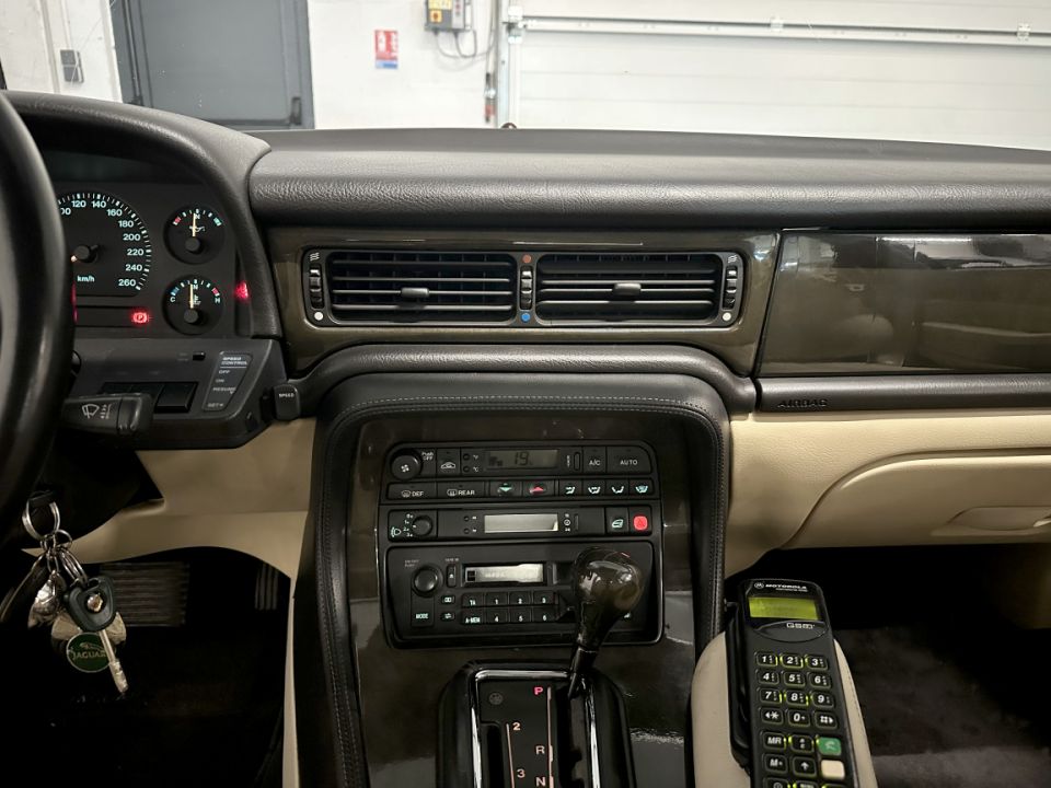 JAGUAR XJ6 SPORT L6 3.2 219ch BVA4 - Berline Rouge Grenat métallisé - 13 990 € - image 16