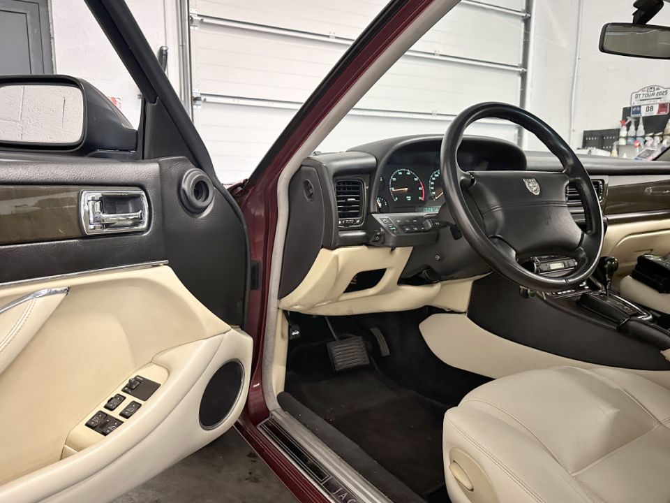 JAGUAR XJ6 SPORT L6 3.2 219ch BVA4 - Berline Rouge Grenat métallisé - 13 990 € - image 18