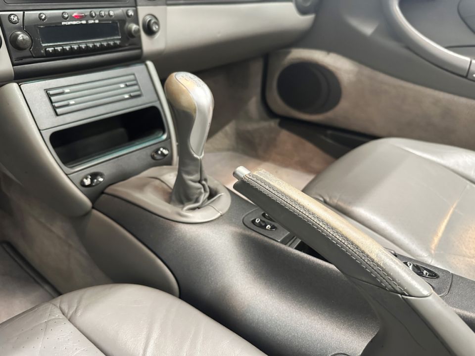 PORSCHE 911 Type 996 Carrera Cabriolet 3.4 300ch BVM6 - Le Hangar Bordelais - image 16