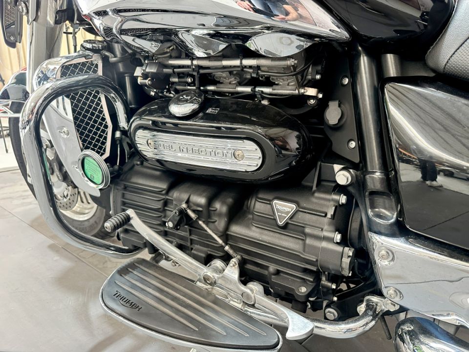 TRIUMPH ROCKET III TOURING L3 2.2 102ch BVM5 - Le Hangar Bordelais - image 14