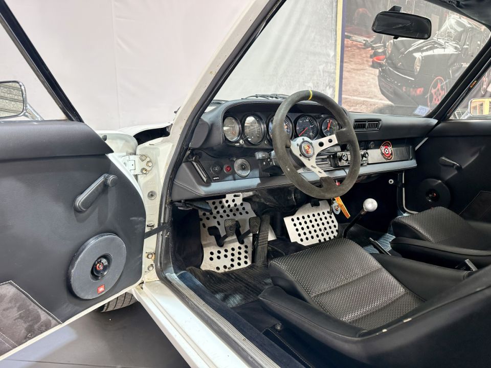 PORSCHE 911 Coupé 2.7 200ch BVM5 Inspiration RSR - Le Hangar Bordelais - image 13