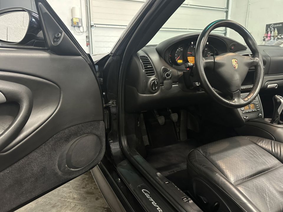 PORSCHE 911 Type 996 Carrera 4S Cabriolet 3.6 320ch BVM6 - Le Hangar Bordelais - image 16