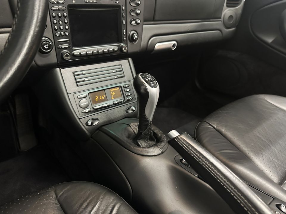 PORSCHE 911 Type 996 Carrera 4S Cabriolet 3.6 320ch BVM6 - Le Hangar Bordelais - image 17