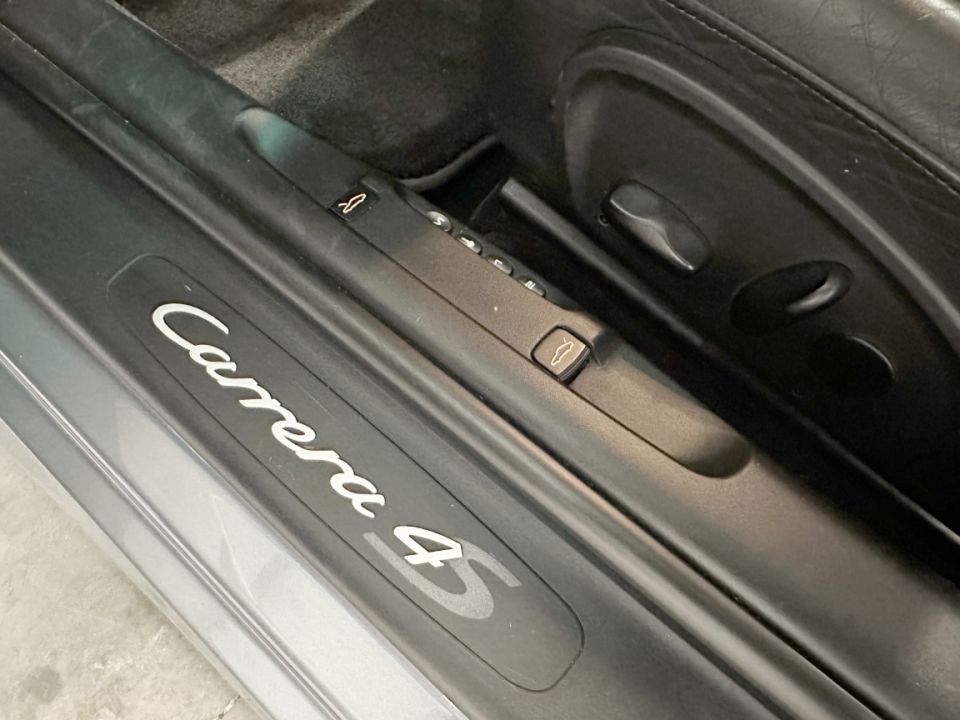 PORSCHE 911 Type 996 Carrera 4S Coupé 3.6 320ch BVM6 - Le Hangar Bordelais - image 19