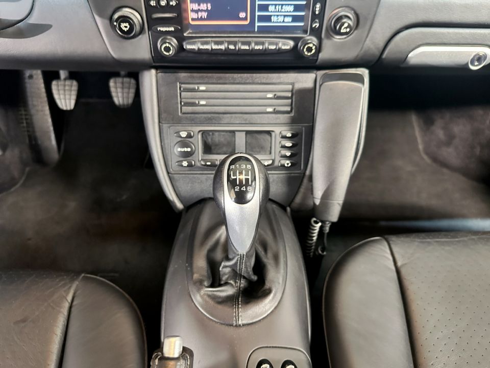 PORSCHE 911 Type 996.2 Carrera 4S Coupé 3.6 320ch BVM6 - Le Hangar Bordelais - image 17