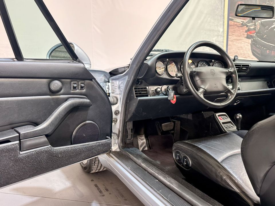 PORSCHE 911 Type 993 Carrera Coupé 3.6 272ch Tiptronic S - Le Hangar Bordelais - image 17