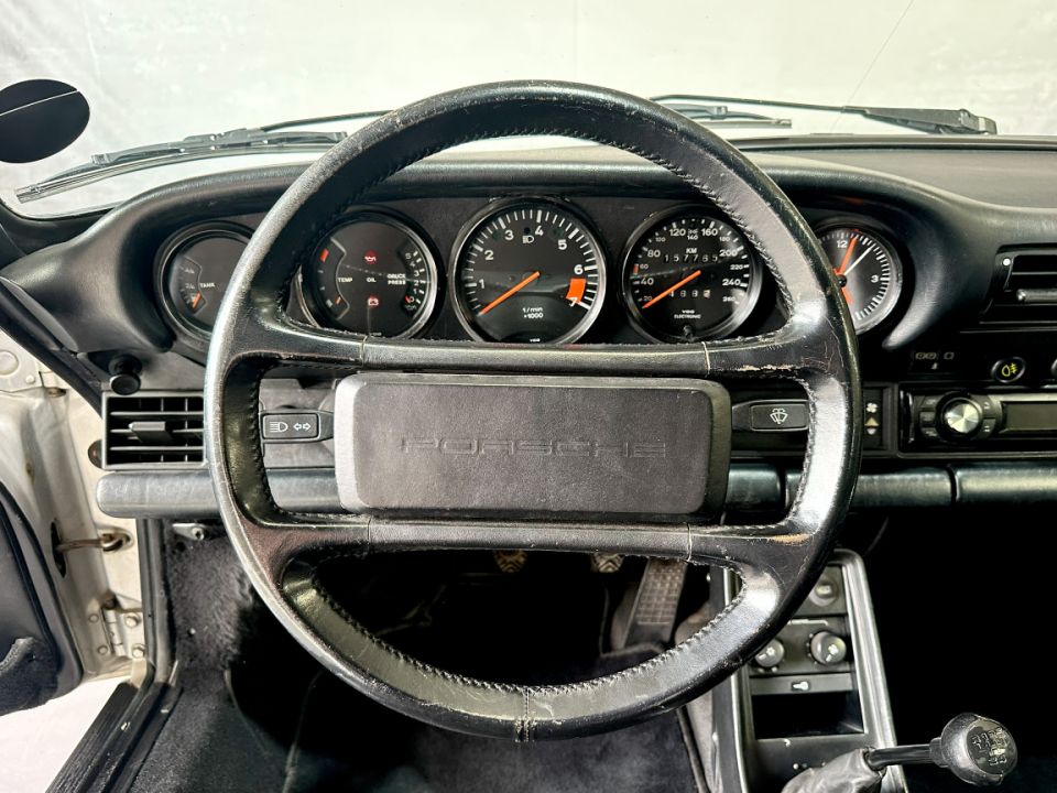 PORSCHE 911 Carrera 3.2 231ch BVM5 G50 - Le Hangar Bordelais - image 9