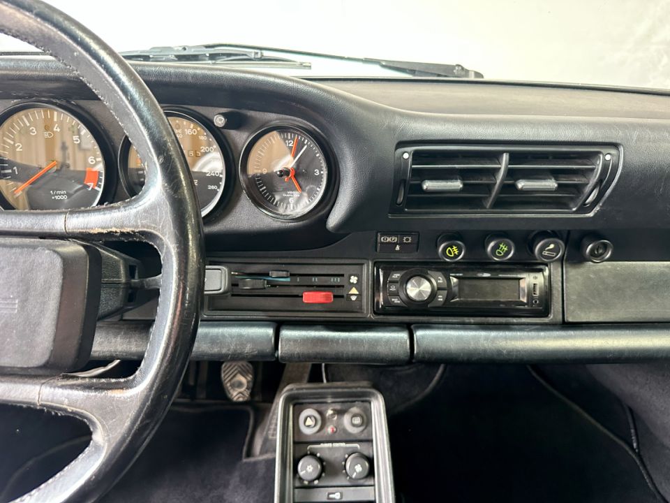 PORSCHE 911 Carrera 3.2 231ch BVM5 G50 - Le Hangar Bordelais - image 11