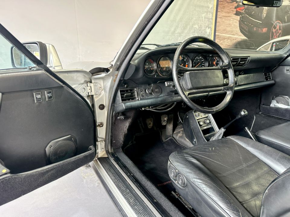 PORSCHE 911 Carrera 3.2 231ch BVM5 G50 - Le Hangar Bordelais - image 13