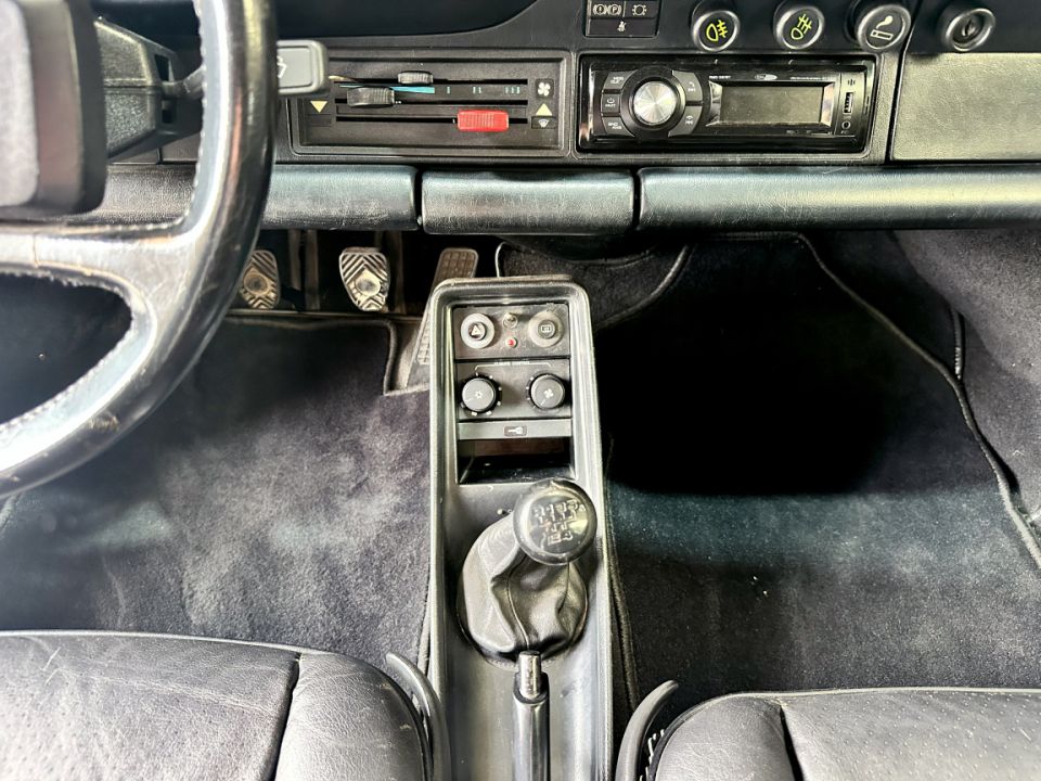 PORSCHE 911 Carrera 3.2 231ch BVM5 G50 - Le Hangar Bordelais - image 19