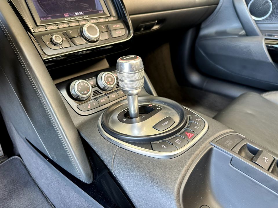 AUDI R8 Spyder V10 5.2 FSI 525ch Quattro R-Tronic6 - Le Hangar Bordelais - image 13