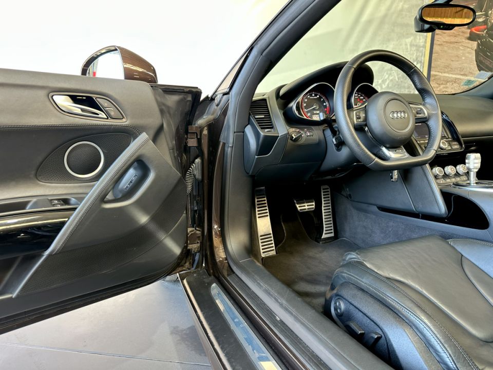 AUDI R8 Spyder V10 5.2 FSI 525ch Quattro R-Tronic6 - Le Hangar Bordelais - image 16
