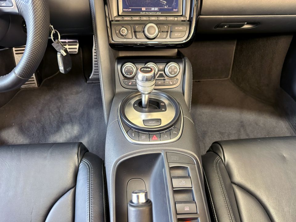 AUDI R8 Spyder V10 5.2 FSI 525ch Quattro R-Tronic6 - Le Hangar Bordelais - image 17