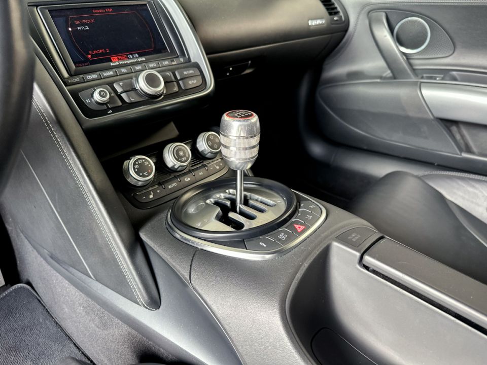 AUDI R8 Coupé V10 5.2 FSI 525ch BVM6 Quattro - Le Hangar Bordelais - image 11