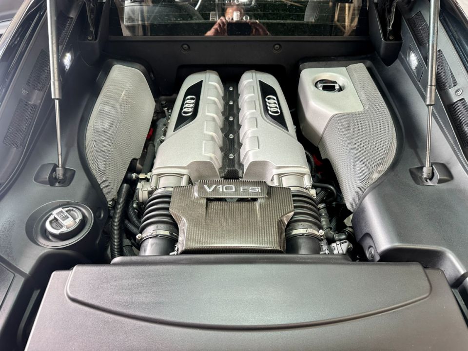 AUDI R8 Coupé V10 5.2 FSI 525ch BVM6 Quattro - Le Hangar Bordelais - image 18