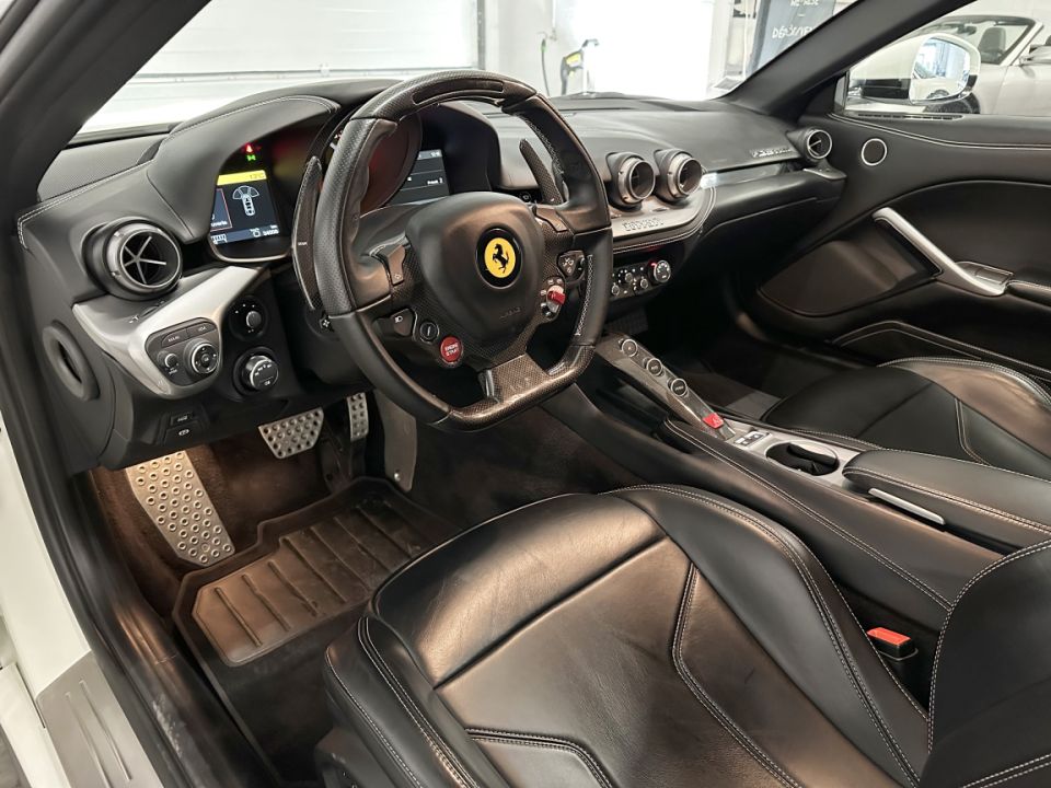 FERRARI F12 Berlinetta V12 6.3 740ch BVA7 d'Occasion - Performances et Élégance Exceptionnelles - image 1