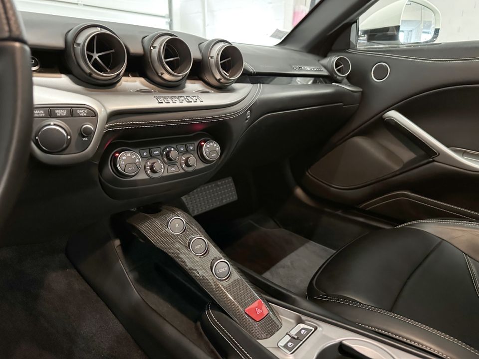 FERRARI F12 Berlinetta V12 6.3 740ch BVA7 d'Occasion - Performances et Élégance Exceptionnelles - image 11
