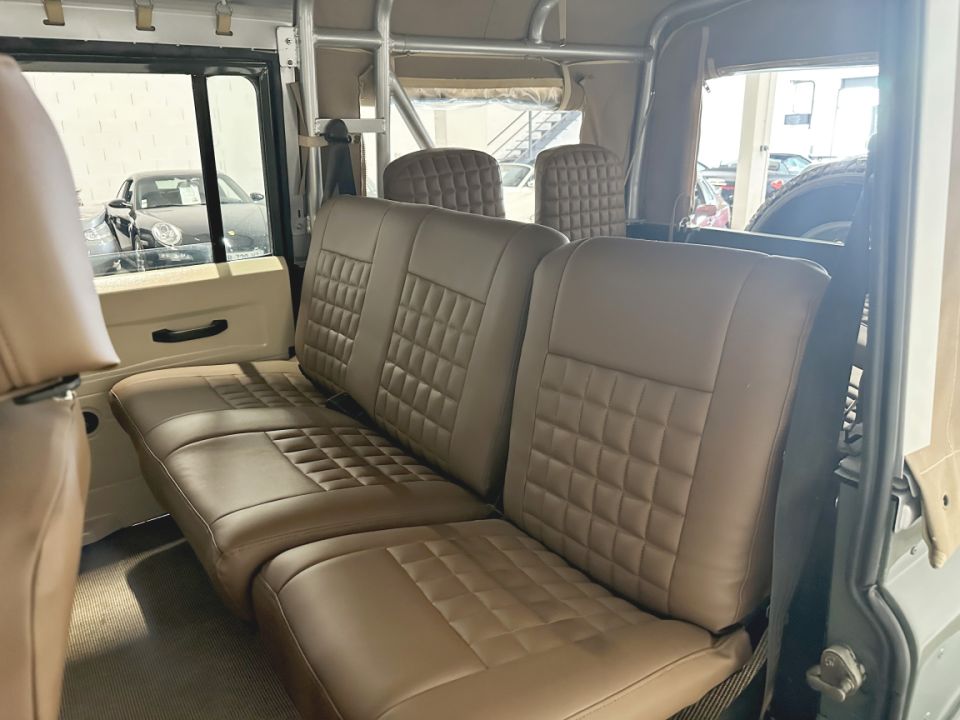 LAND ROVER DEFENDER 110 2.5 TD 85ch BVM5 Station Wagon 9 places Soft Top - État exceptionnel - 44 990 € - image 9