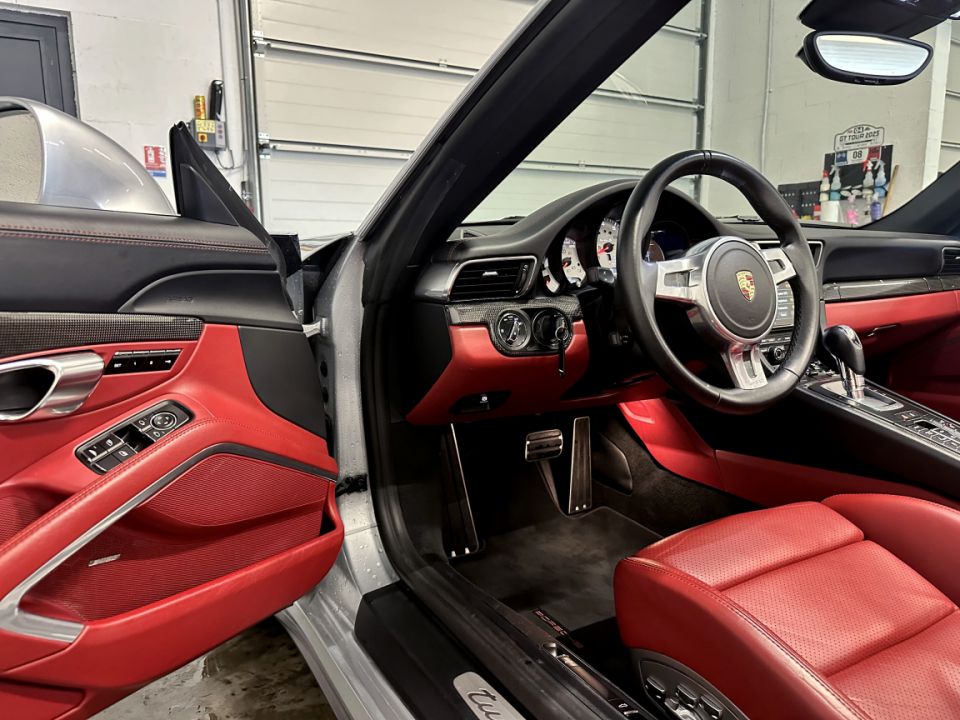 PORSCHE 911 Type 991 Turbo S Cabriolet 3.8 560ch PDK7 - Le Hangar Bordelais - image 17