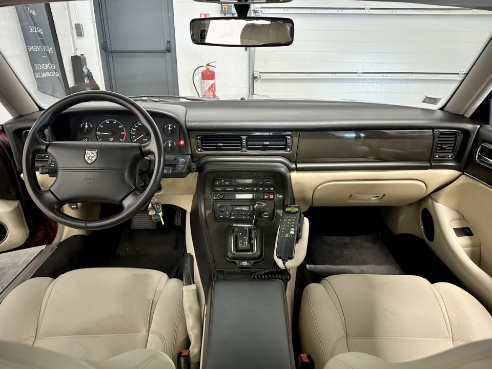 Jaguar XJ6 Sport L6 3.2 219ch BVA4 : Élégance et performance - 13 990 € - image 11