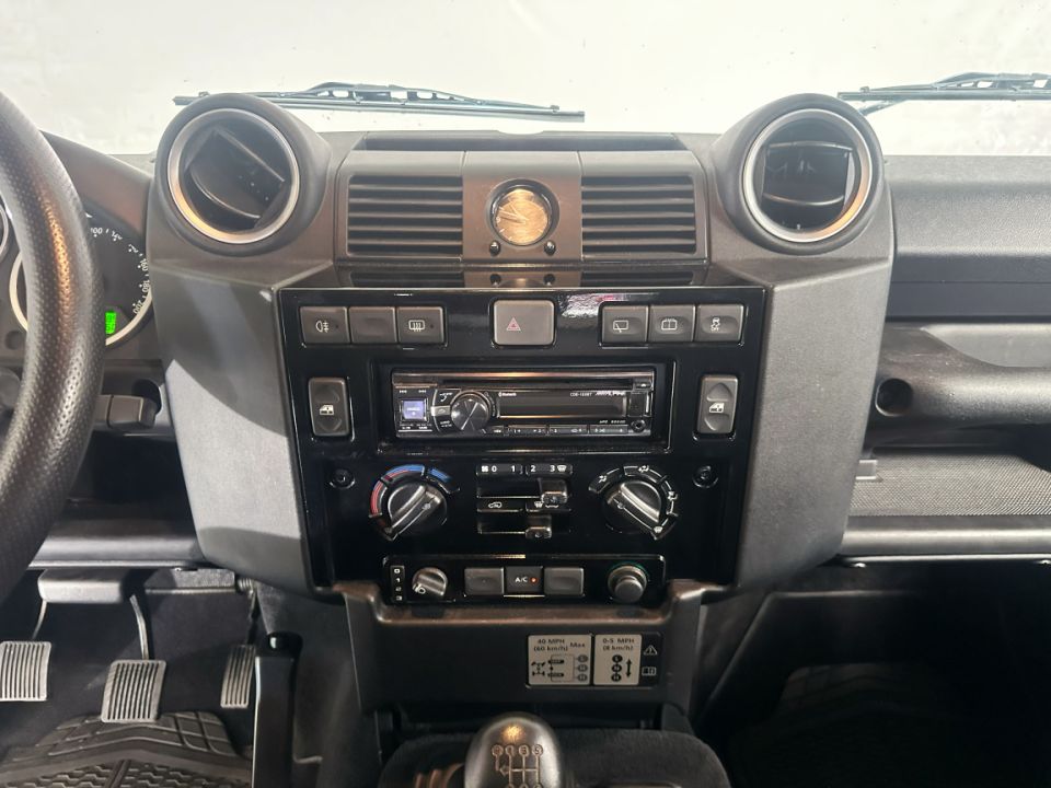 LAND ROVER DEFENDER 90 Hard Top 2.2 TD4 122ch BVM6 - Le Hangar Bordelais - image 11