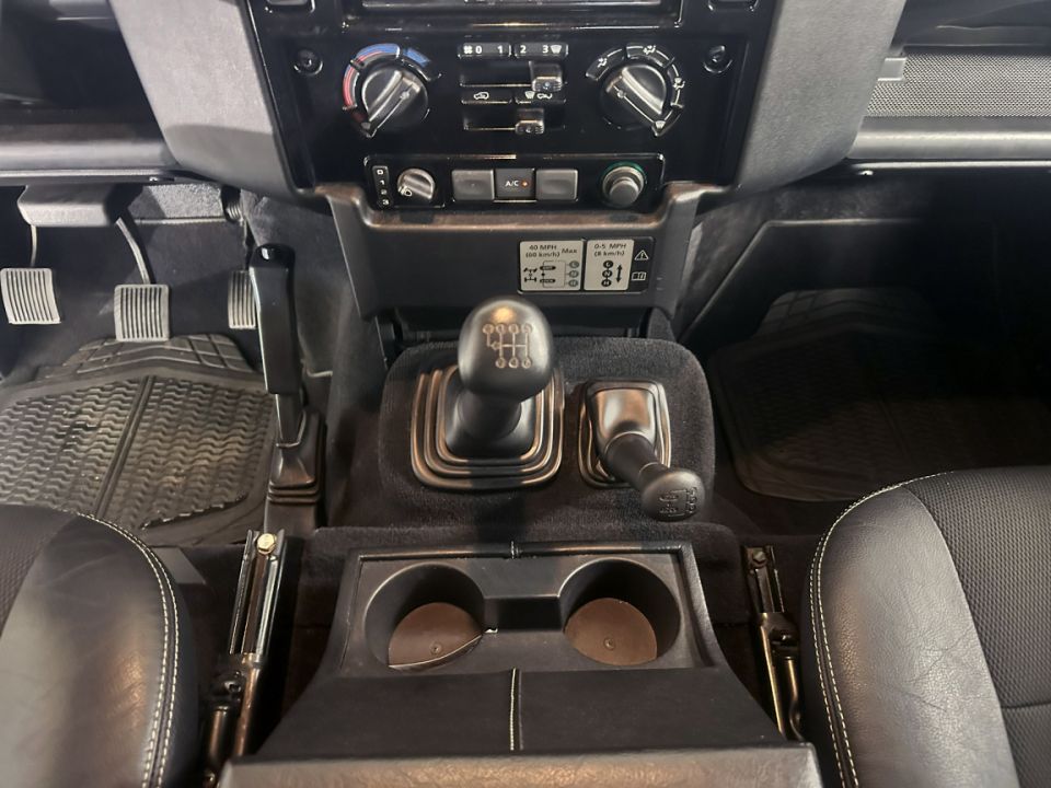 LAND ROVER DEFENDER 90 Hard Top 2.2 TD4 122ch BVM6 - Le Hangar Bordelais - image 16