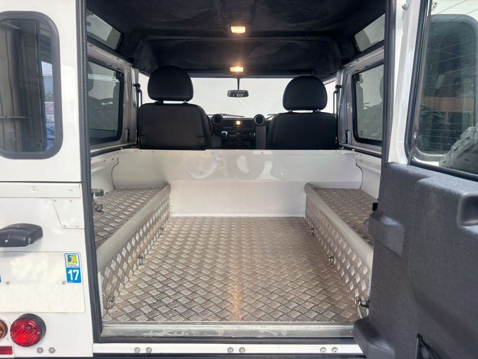 LAND ROVER DEFENDER 90 Hard Top 2.2 TD4 122ch BVM6 - Le Hangar Bordelais - image 17