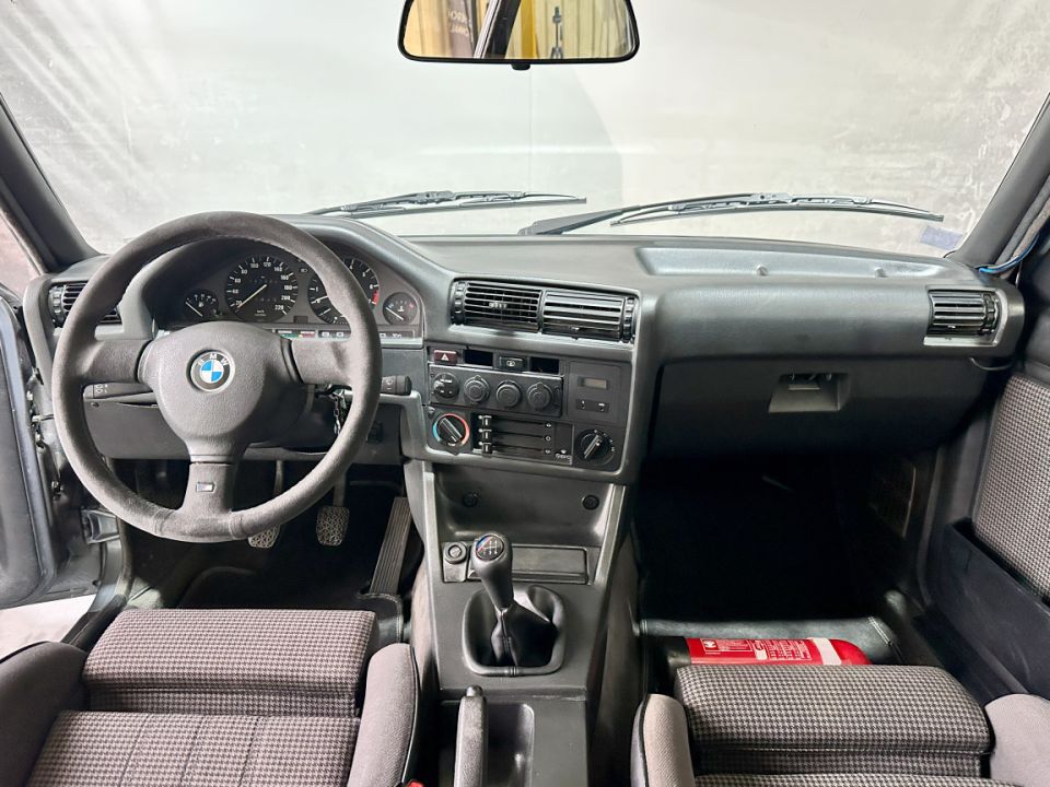 BMW SERIE 3 E30 323i Coupé L6 2.3 150ch BVM5 - Le Hangar Bordelais - image 9