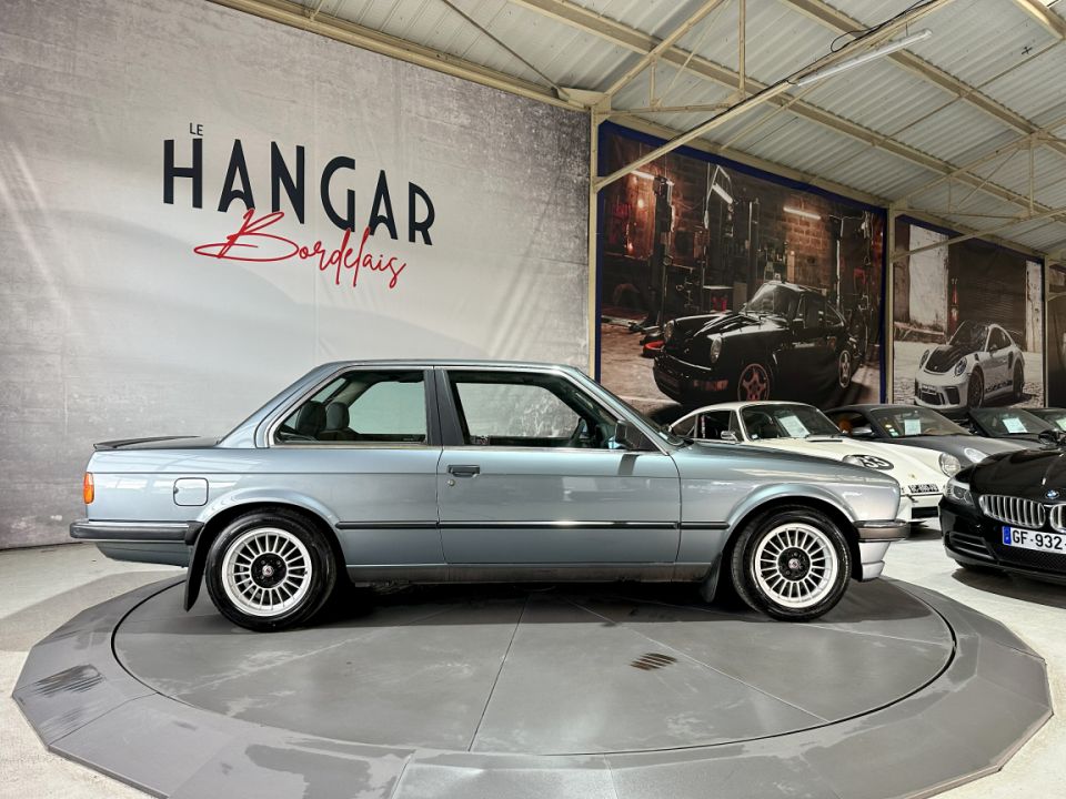 BMW SERIE 3 E30 323i Coupé L6 2.3 150ch BVM5 - Le Hangar Bordelais - image 10