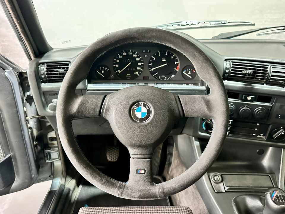 BMW SERIE 3 E30 323i Coupé L6 2.3 150ch BVM5 - Le Hangar Bordelais - image 11